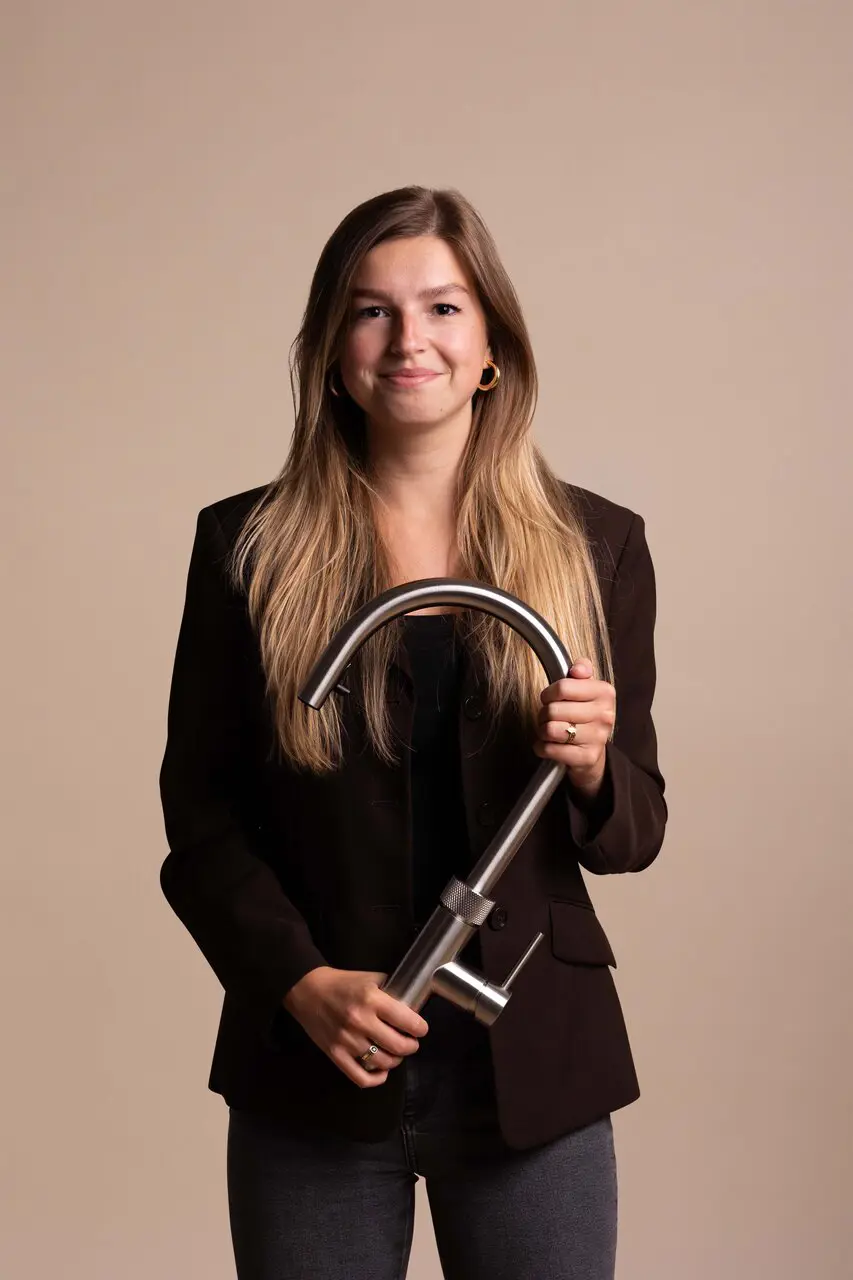 2925_-_Werken_bij_2025_-_Isabella_-_with_tap_-_Off_white_background_(1)